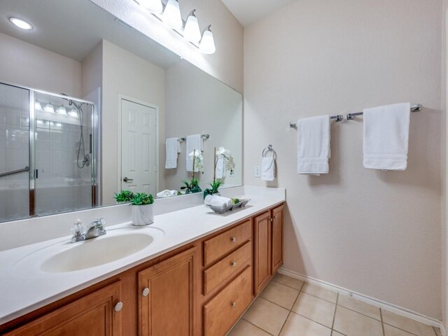 unfurnished bedroom featuring light hardwood / wood-style floors, a closet, and ceiling fan