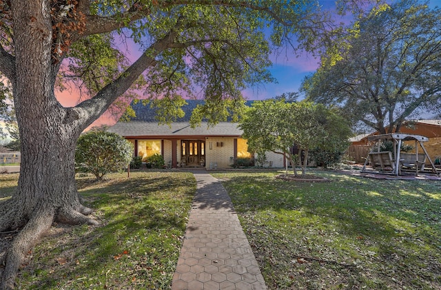 view of front of house featuring a lawn