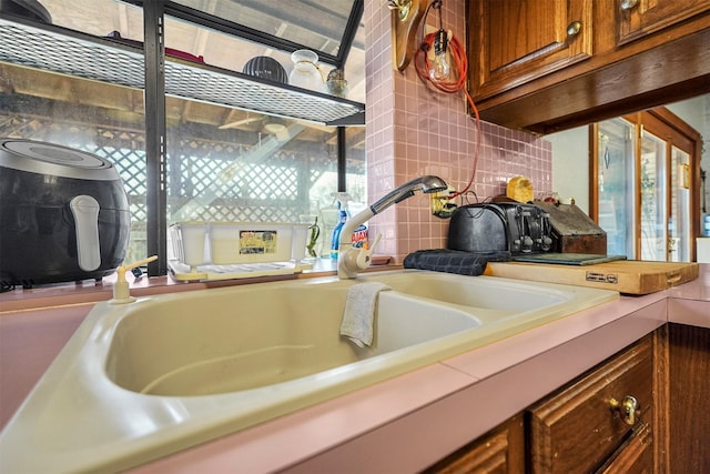 room details featuring tasteful backsplash and sink