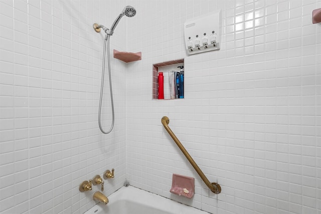 bathroom with tiled shower / bath combo