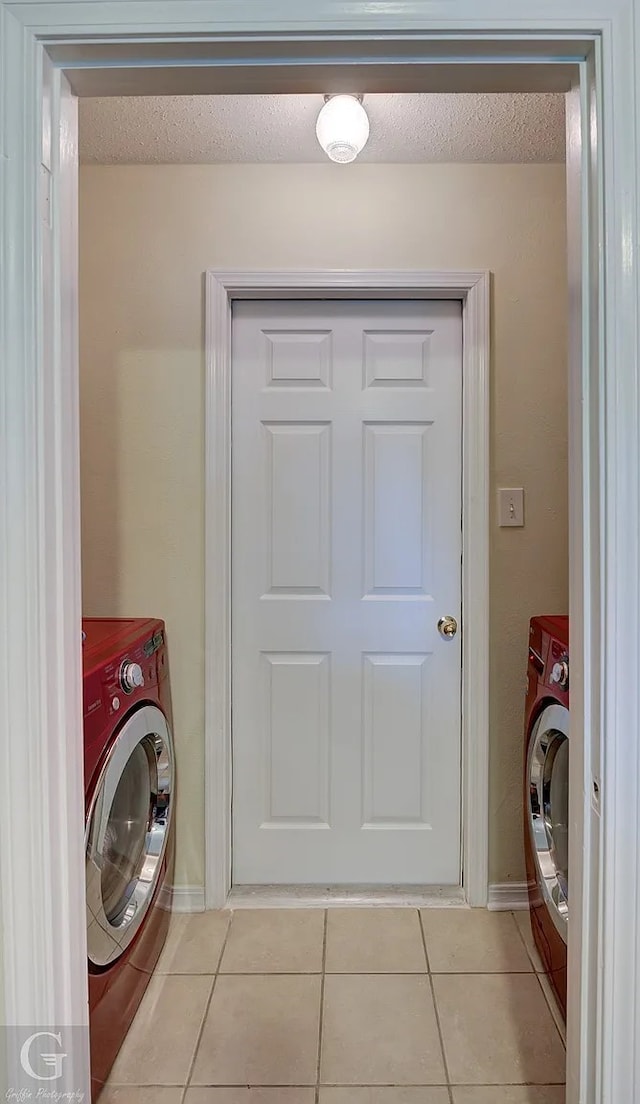 laundry room with washer / clothes dryer and light tile patterned flooring