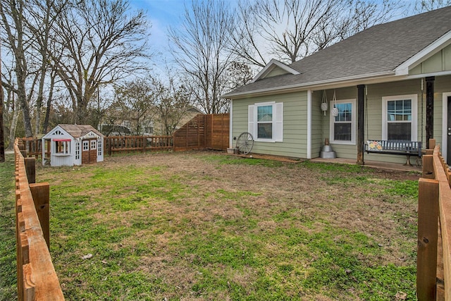 view of yard featuring a storage shed