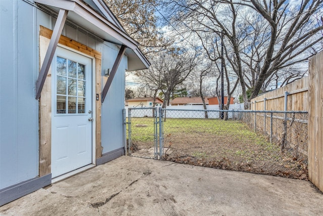 view of yard featuring a patio area