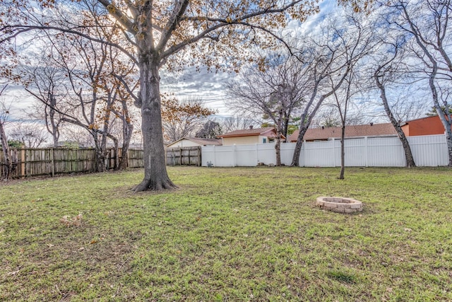 view of yard featuring a fire pit