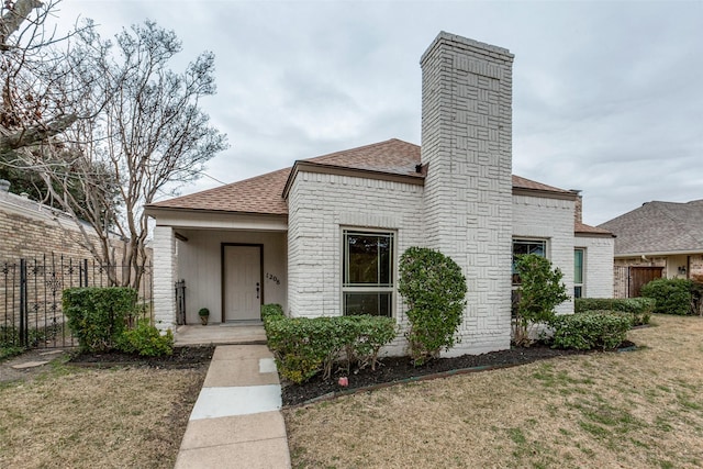 view of front of house with a front lawn