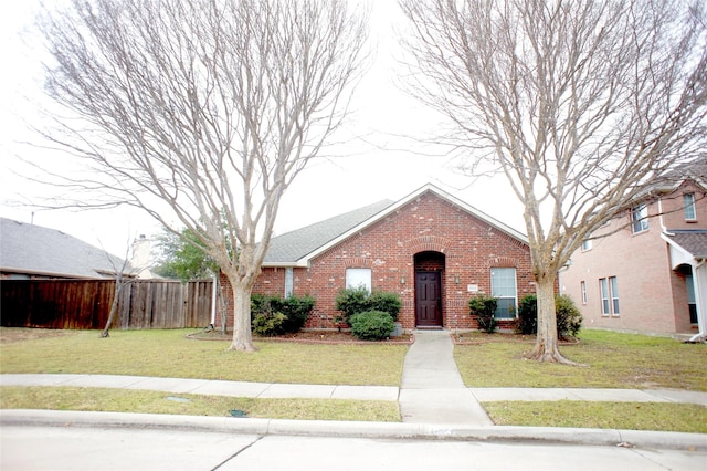 view of front facade featuring a front lawn