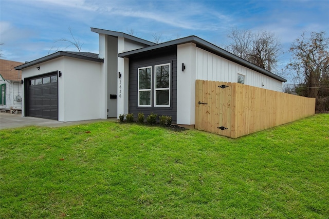 view of front facade with a garage and a front yard