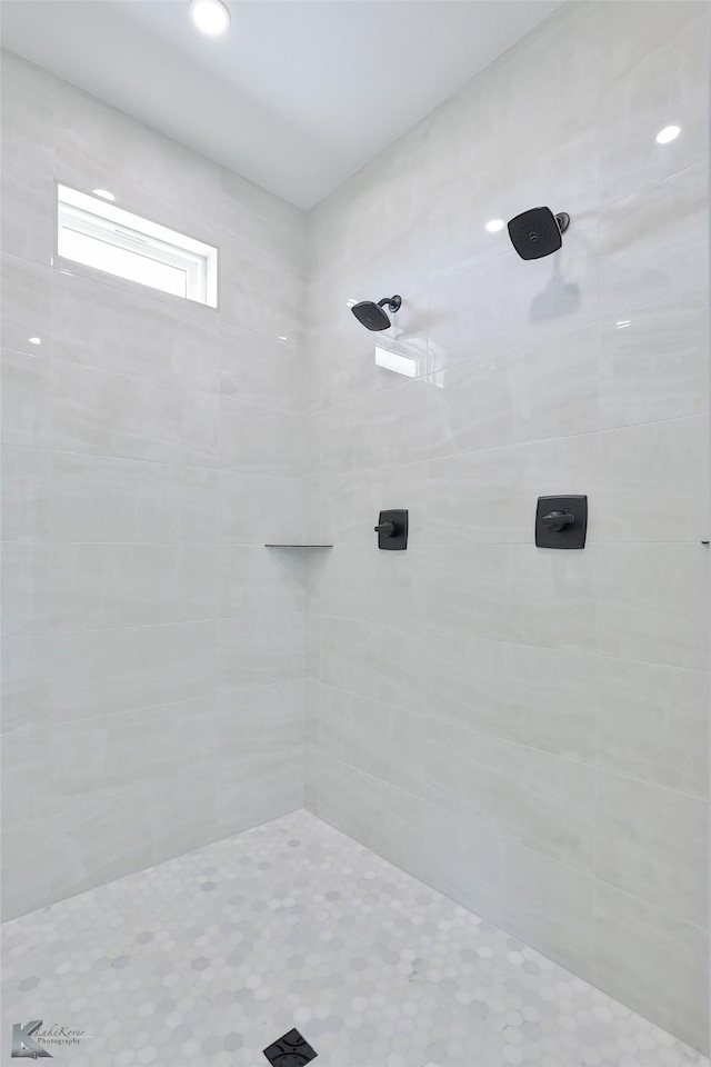 bathroom featuring tiled shower