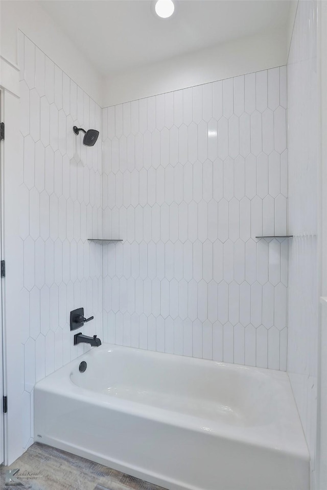 bathroom featuring tiled shower / bath and hardwood / wood-style floors