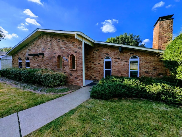 view of front of home featuring a front lawn