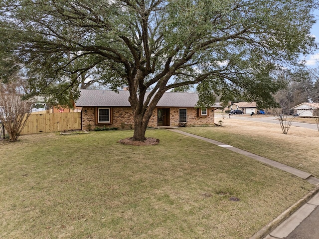 ranch-style home featuring a front lawn