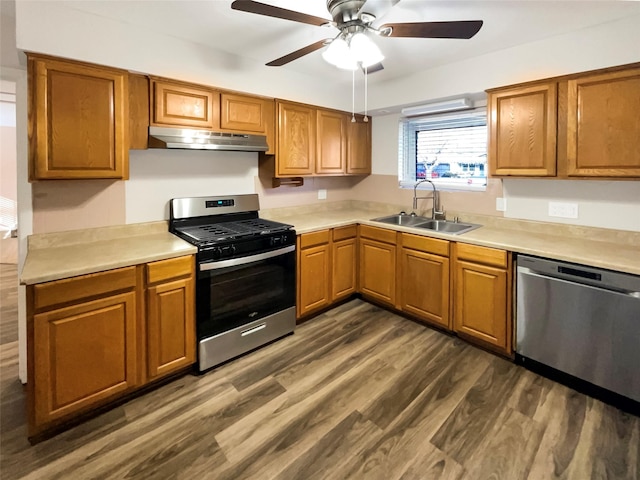 kitchen featuring ceiling fan, stainless steel appliances, dark hardwood / wood-style floors, and sink