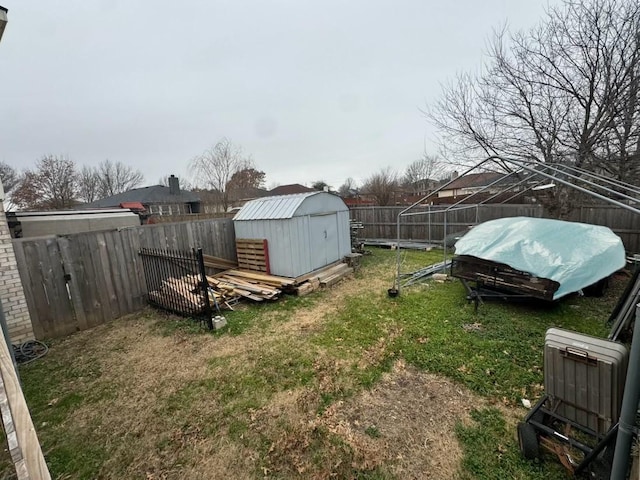 view of yard featuring a shed