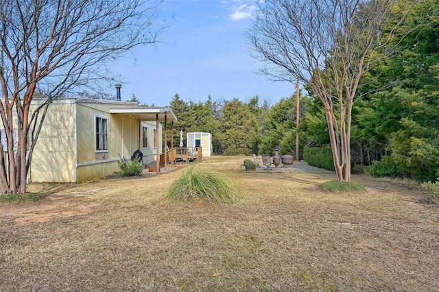 view of yard featuring a storage shed