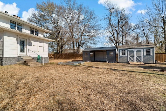 view of yard featuring a storage unit