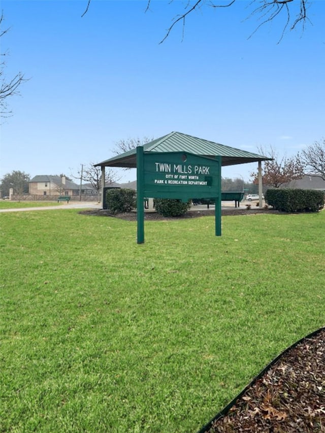 community / neighborhood sign featuring a yard