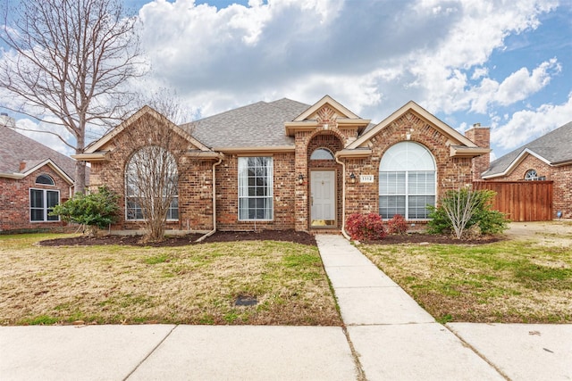 view of front of home featuring a front yard