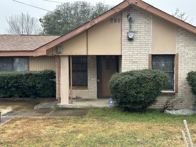 view of front facade featuring a front yard