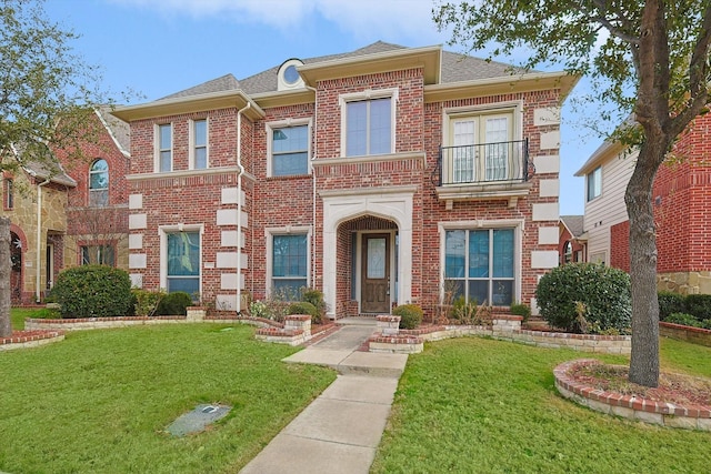 view of front of property featuring a front yard