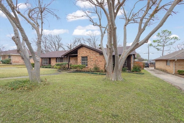 ranch-style house featuring a front yard