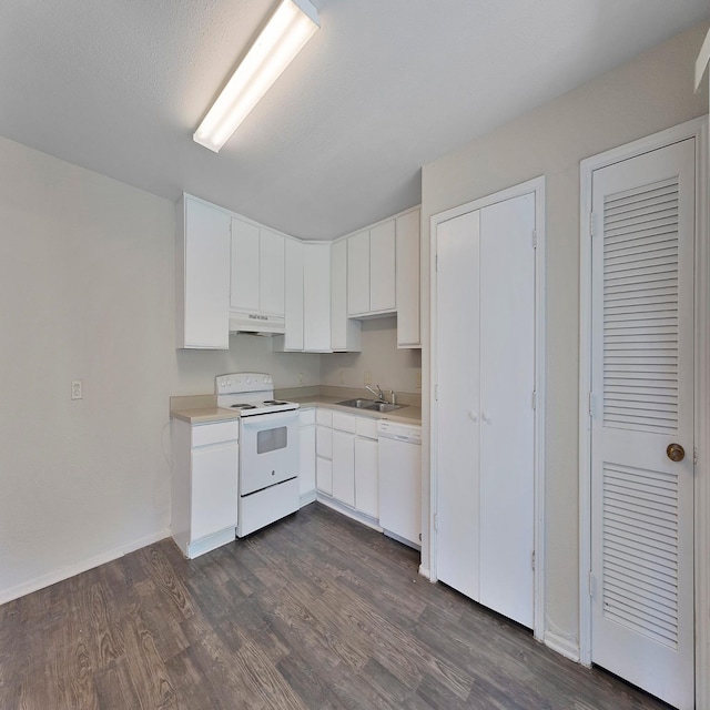 kitchen featuring sink, white cabinetry, a textured ceiling, dark hardwood / wood-style flooring, and white appliances