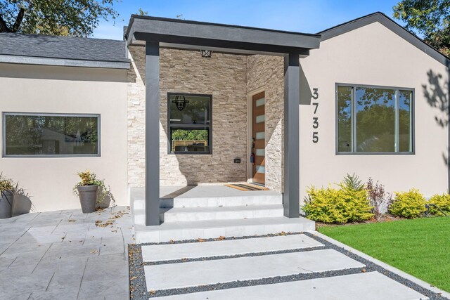 view of front of property featuring a garage and a front lawn