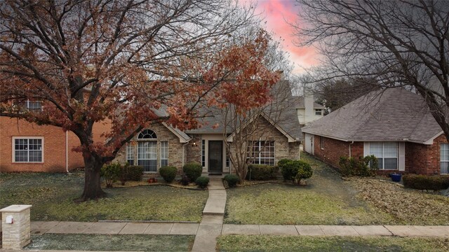 view of front facade with a yard