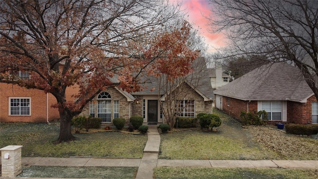 view of front of property featuring a lawn