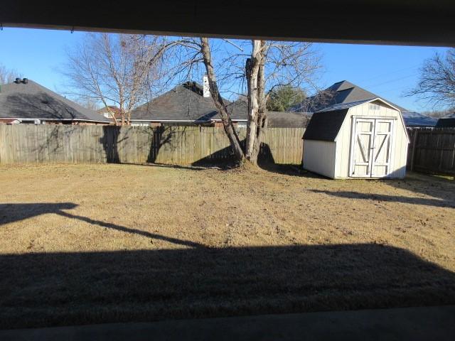 view of yard featuring a shed