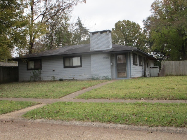 view of front of home featuring a front lawn