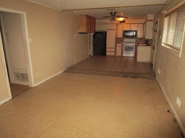 kitchen featuring ceiling fan and range