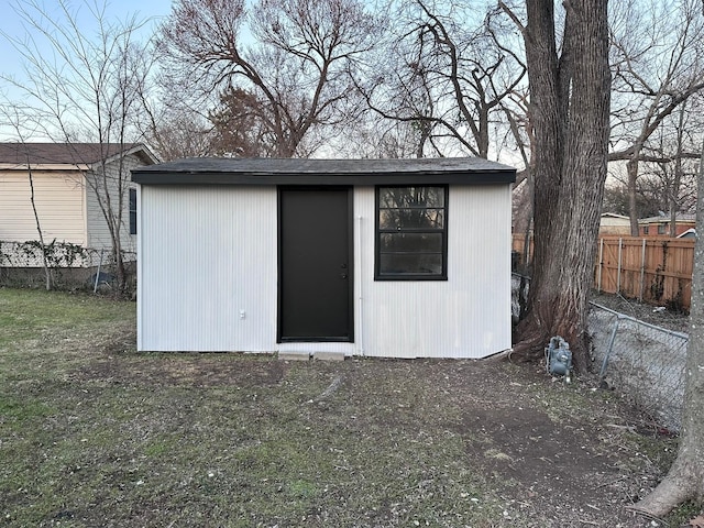 view of outdoor structure with fence and an outdoor structure