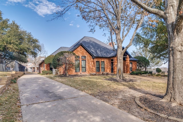 view of front of property featuring a front lawn