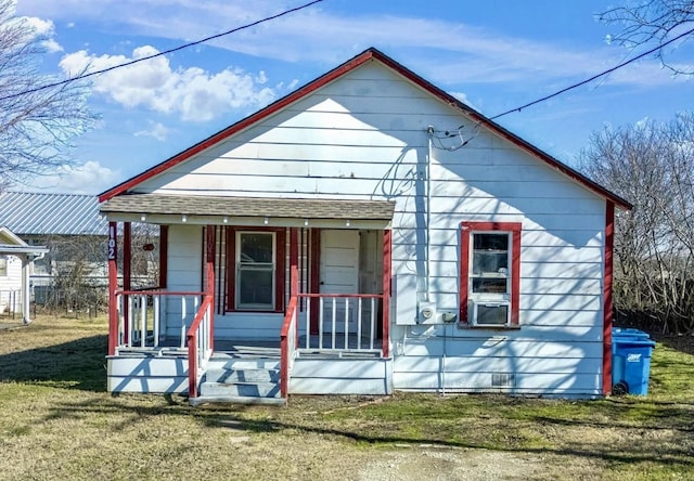 view of front facade featuring cooling unit and a front lawn