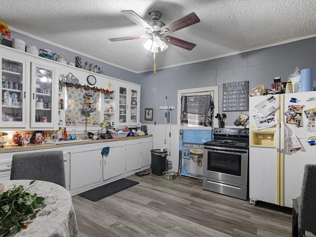 kitchen with electric stove, light hardwood / wood-style flooring, white cabinetry, white fridge with ice dispenser, and a textured ceiling