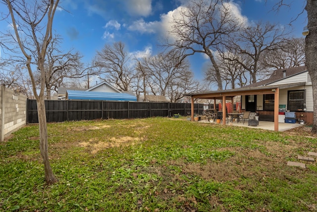 view of yard featuring a patio area