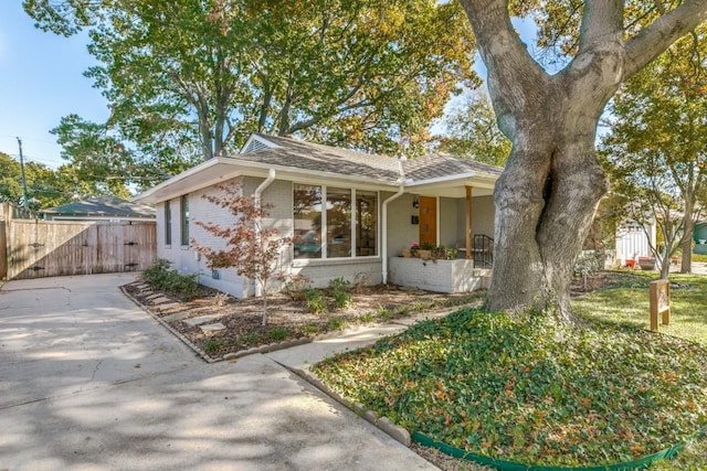 single story home featuring a porch