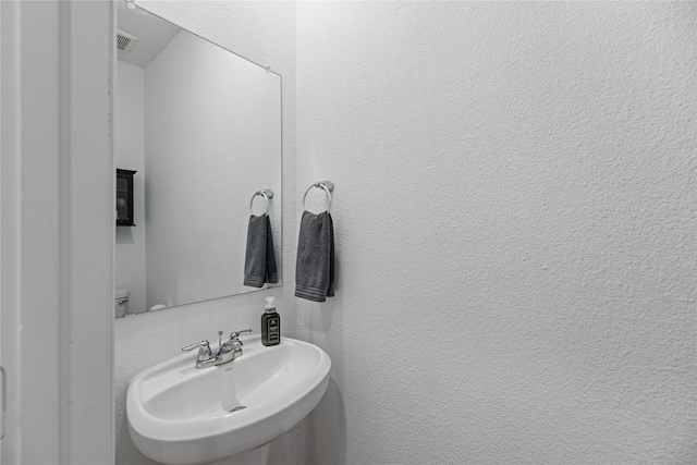 bathroom featuring sink