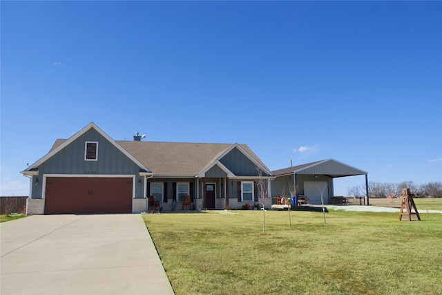 view of front of house featuring a front lawn