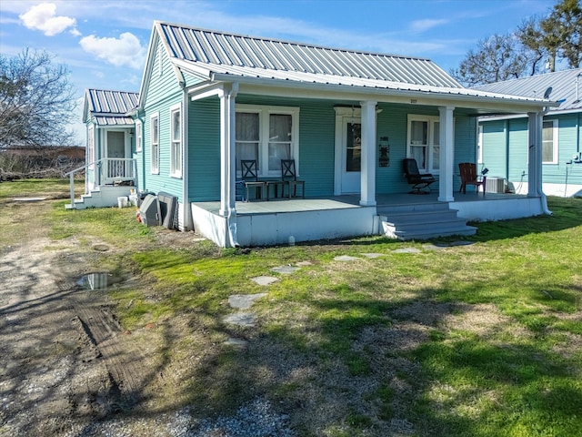 view of front facade featuring a front yard and a porch