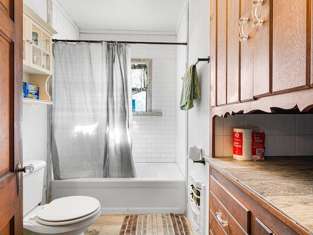 bathroom with shower / bathtub combination with curtain, backsplash, and toilet