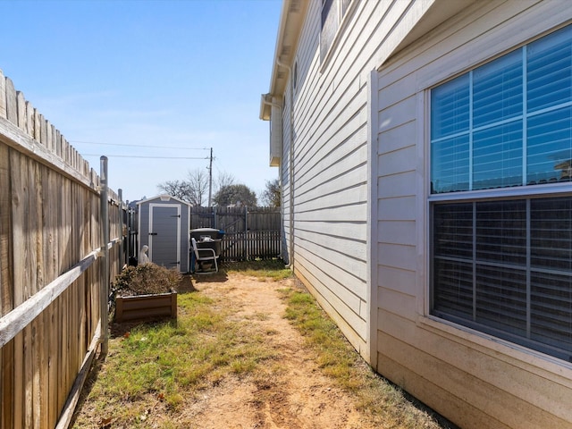 view of yard featuring a storage shed