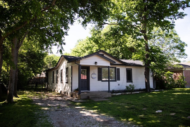 view of front of house with a front lawn