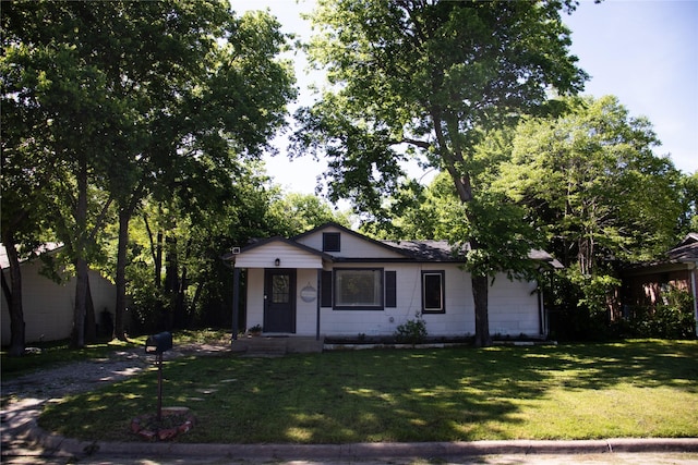 single story home with a front yard