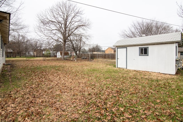 view of yard featuring a shed