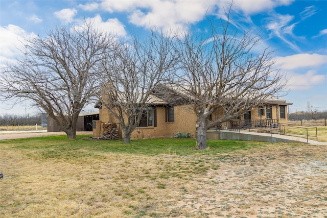 view of front of home featuring a front lawn