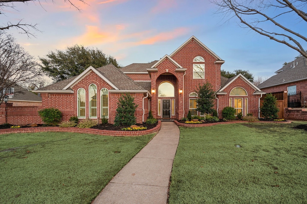 front facade featuring a lawn