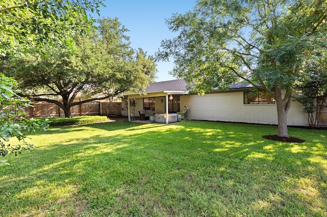 view of yard featuring a hot tub