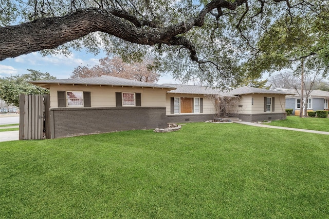 single story home featuring a front lawn