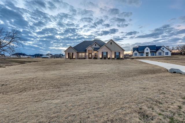 view of front of home featuring a front yard